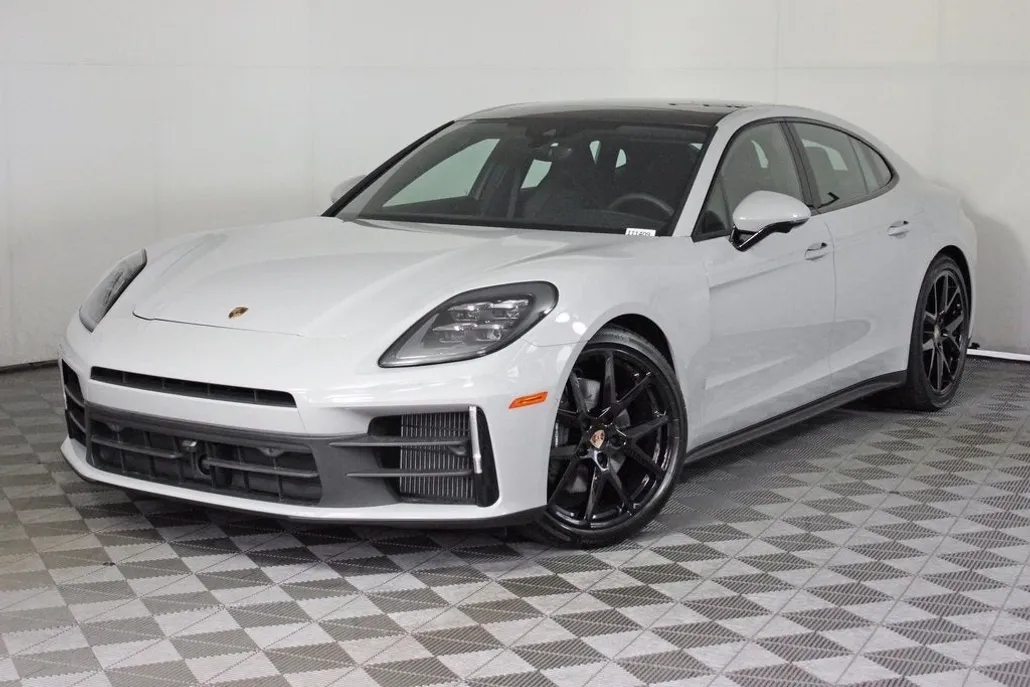 2025 Porsche Panamera 4 photo 1