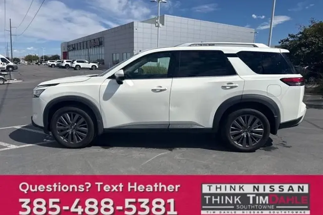 2023 Nissan Pathfinder SL photo 1