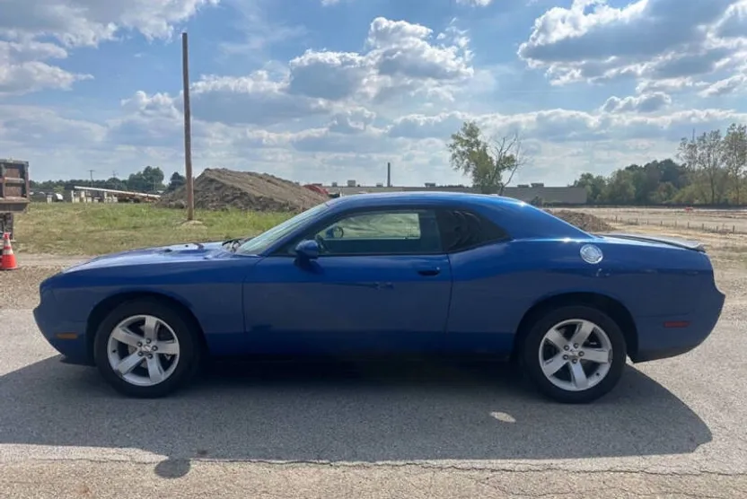 2012 Dodge Challenger SXT photo 1