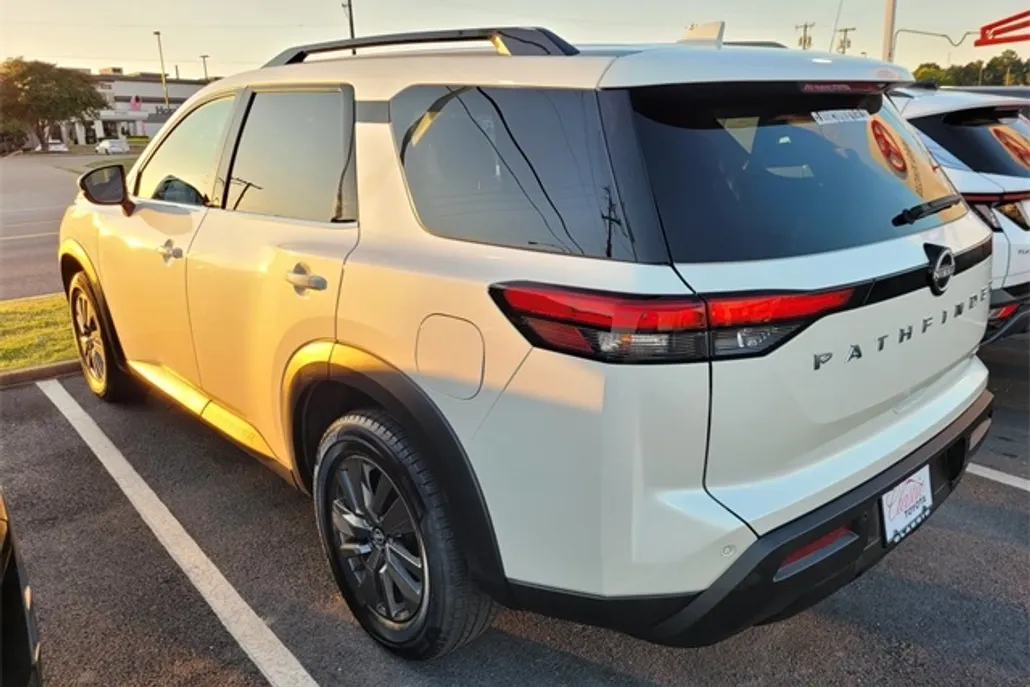 2024 Nissan Pathfinder SV photo 1