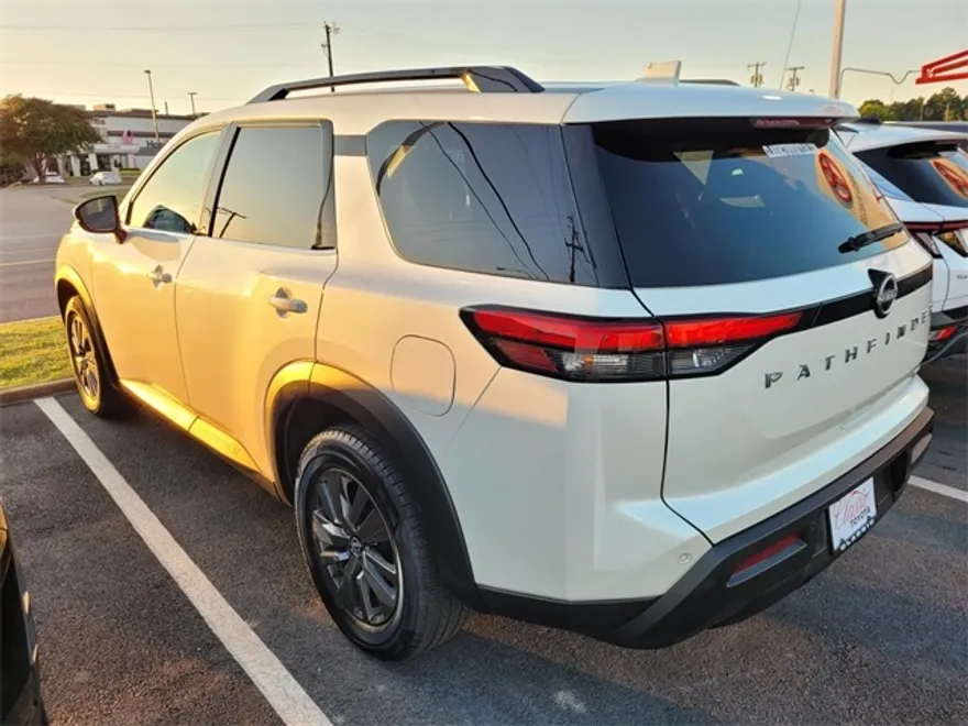 2024 Nissan Pathfinder SV photo 1