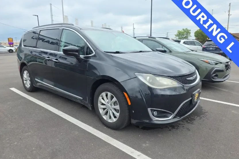 2017 Chrysler Pacifica Touring L photo 1
