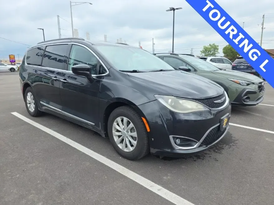 2017 Chrysler Pacifica Touring L photo 1