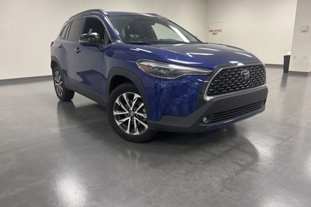 2025 Toyota Corolla Cross XLE photo 1