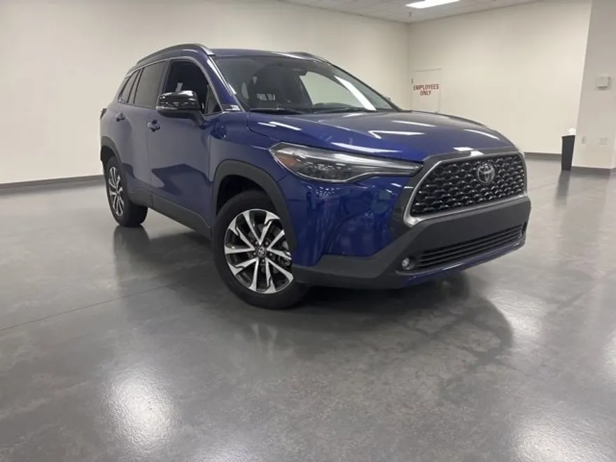 2025 Toyota Corolla Cross XLE photo 1
