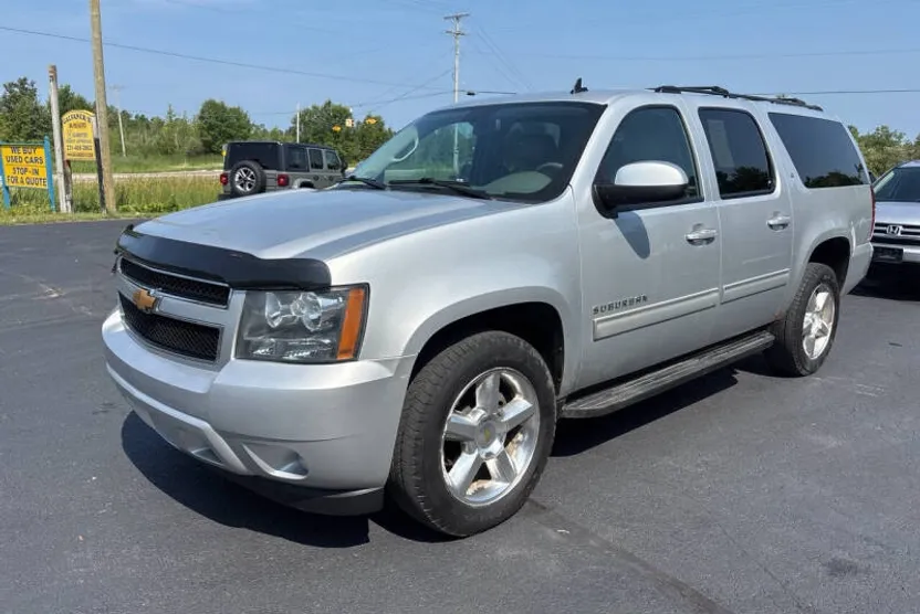 2014 Chevrolet Suburban LT photo 1