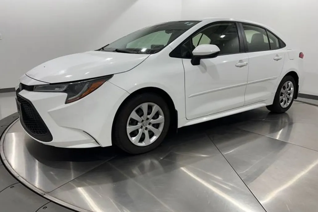 2022 Toyota Corolla LE photo 1