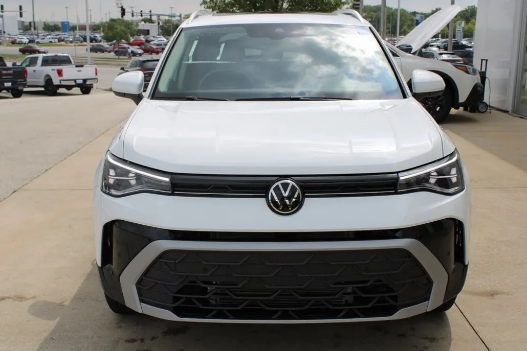 2025 Volkswagen Taos SE photo 1