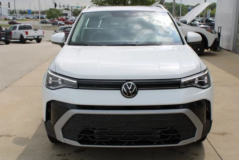 2025 Volkswagen Taos SE photo 1