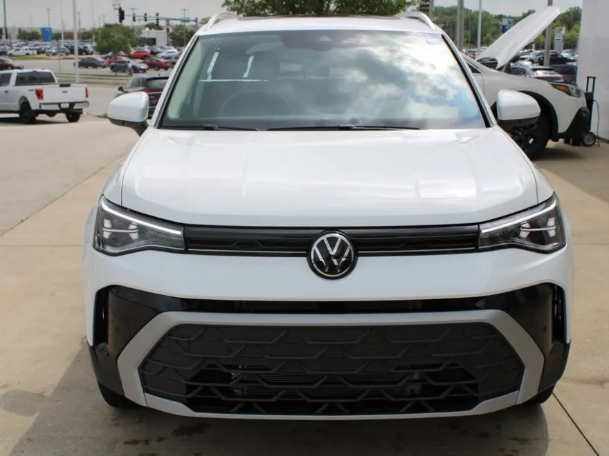 2025 Volkswagen Taos SE photo 1