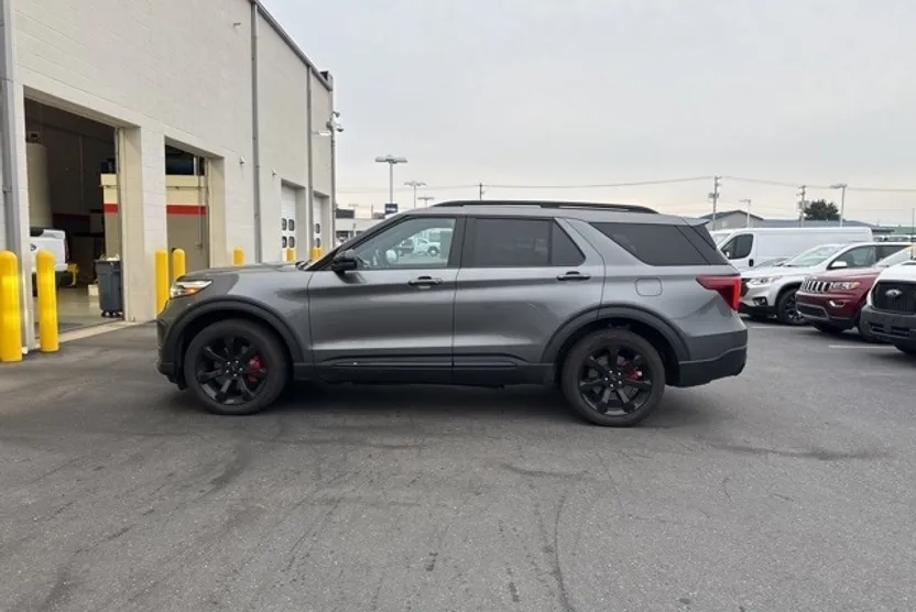 2023 Ford Explorer ST photo 1