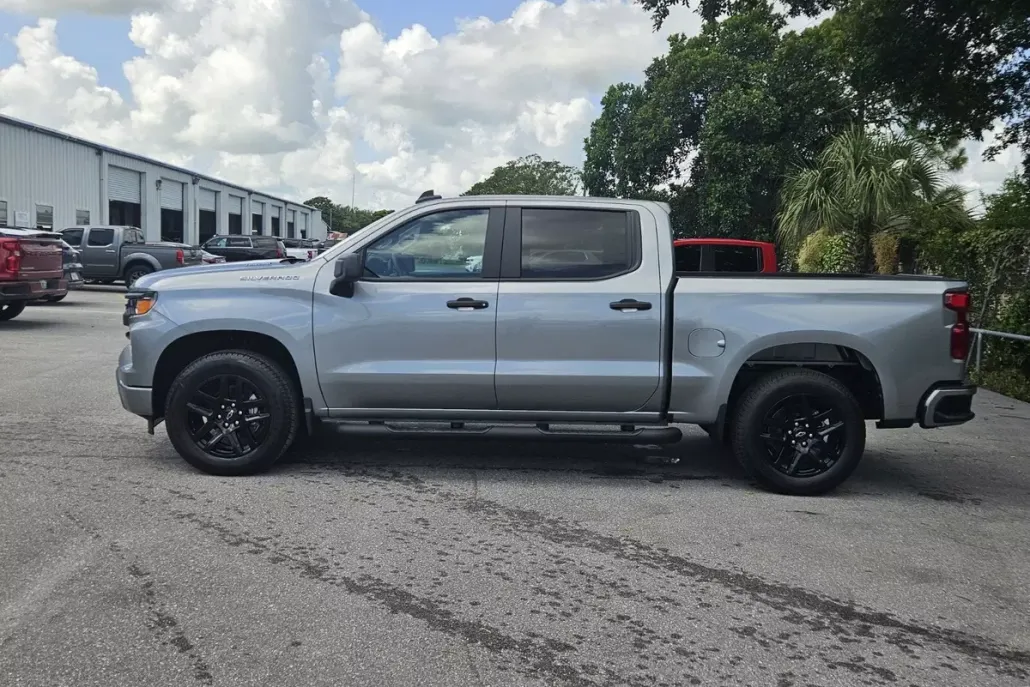 2025 Chevrolet Silverado 1500 Custom photo 1