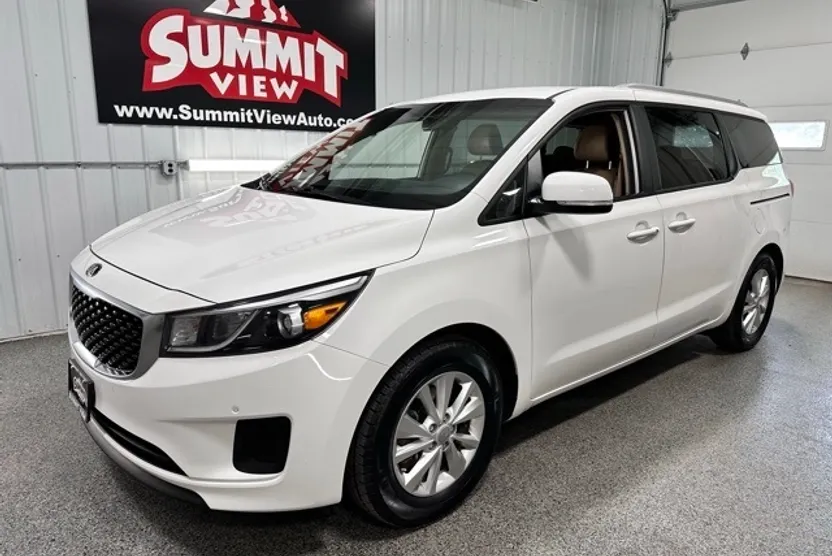 2017 Kia Sedona LX photo 1