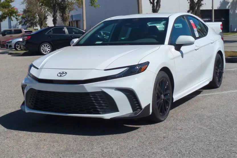 2026 Toyota Camry SE photo 1