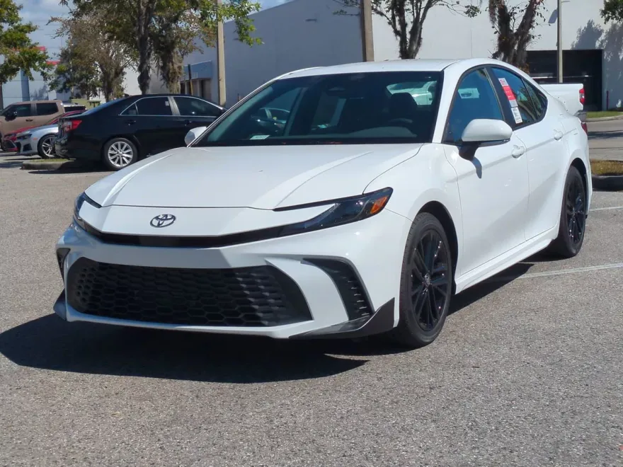 2026 Toyota Camry SE photo 1