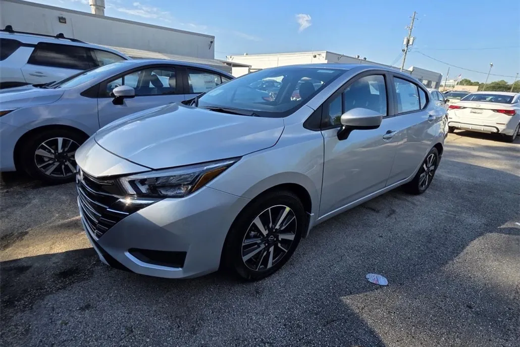 2025 Nissan Versa 1.6 SV photo 1