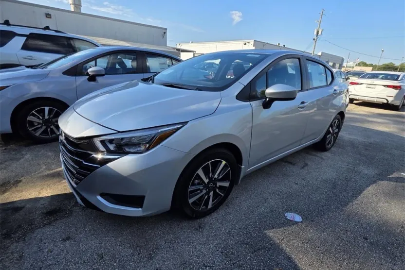 2025 Nissan Versa 1.6 SV photo 1