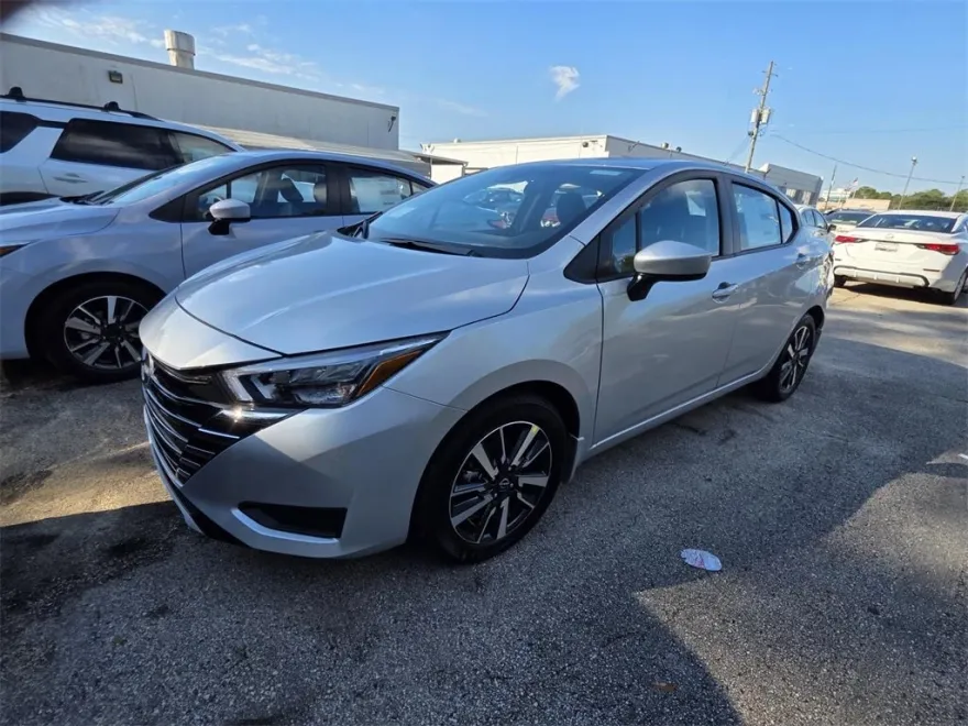 2025 Nissan Versa 1.6 SV photo 1