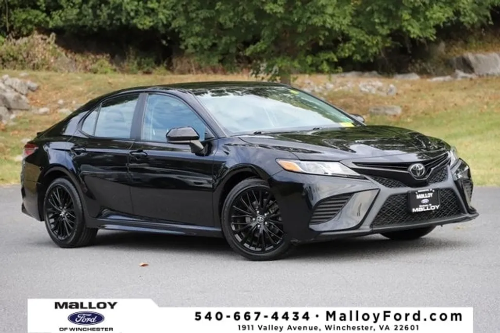 2019 Toyota Camry SE photo 1