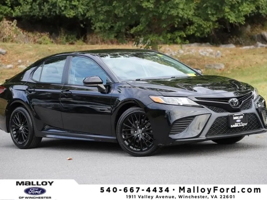 2019 Toyota Camry SE photo 1