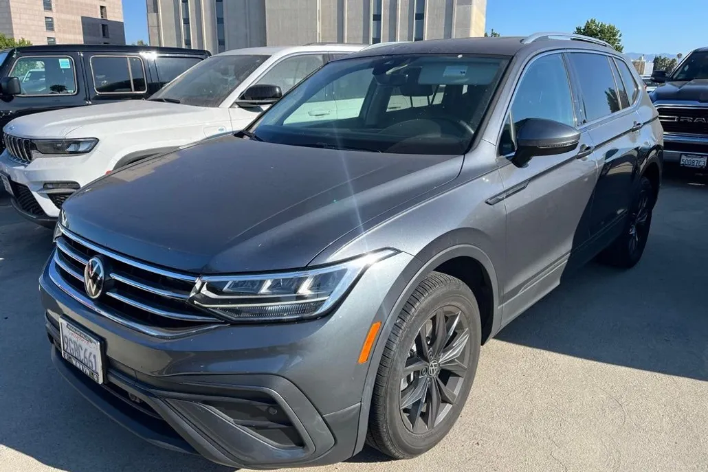 2023 Volkswagen Tiguan SE photo 1