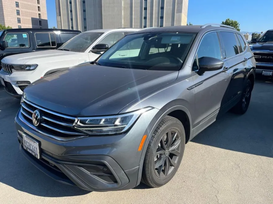 2023 Volkswagen Tiguan SE photo 1