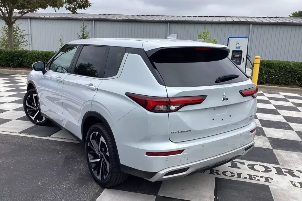 2024 Mitsubishi Outlander SE Ralliart photo 1