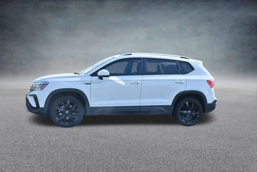 2023 Volkswagen Taos SE photo 1
