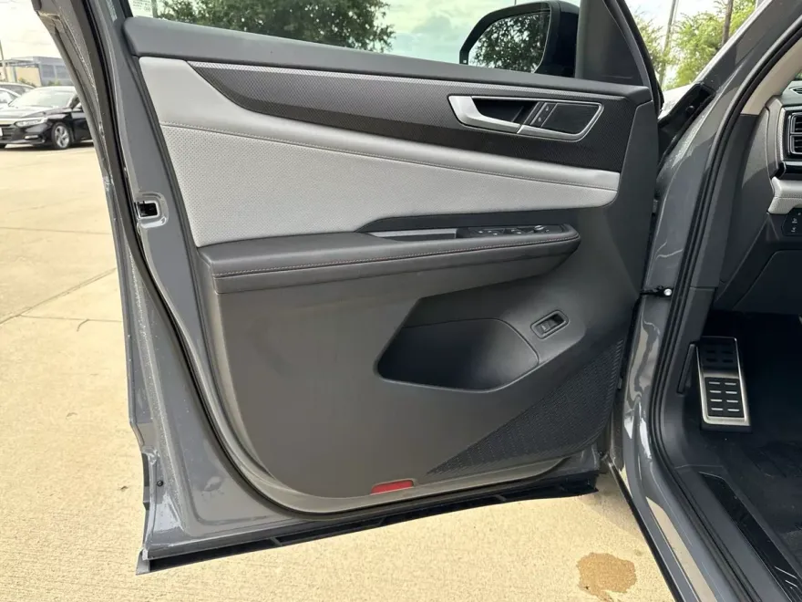 2025 Volkswagen Atlas Peak Edition SE photo 1