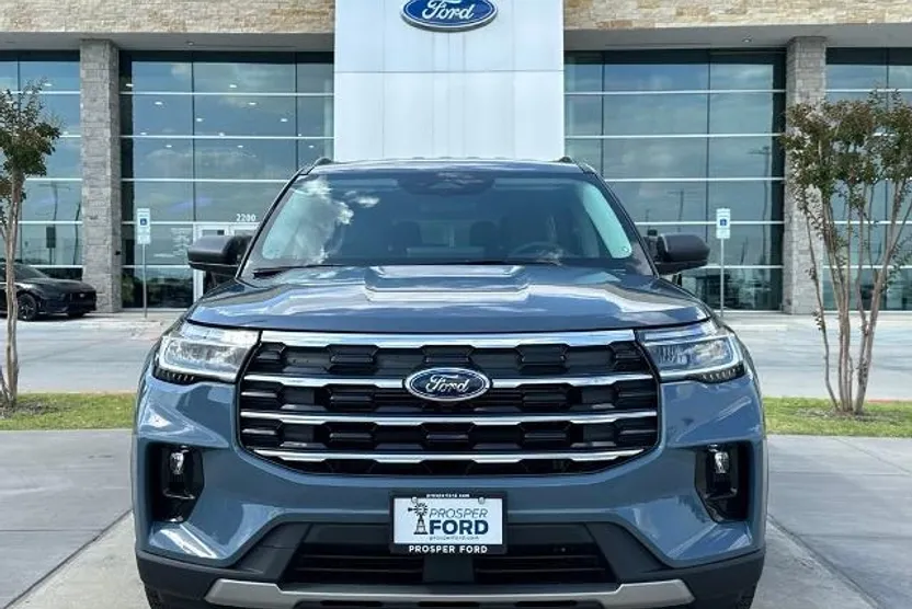 2025 Ford Explorer photo 1