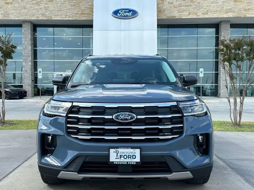 2025 Ford Explorer photo 1