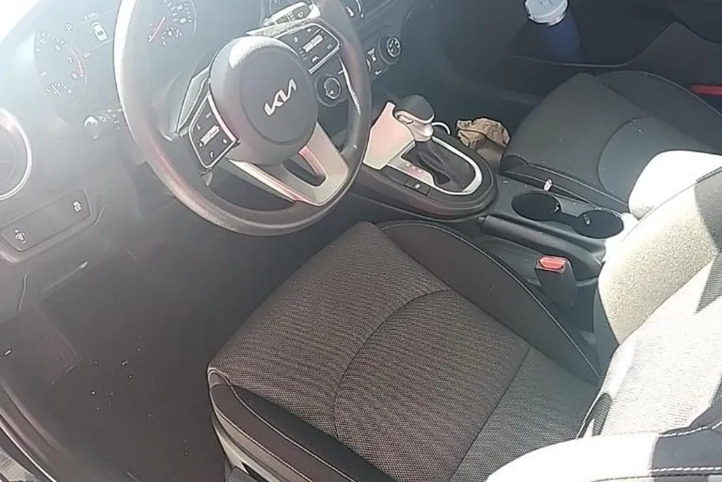 2023 Kia Forte LXS photo 1