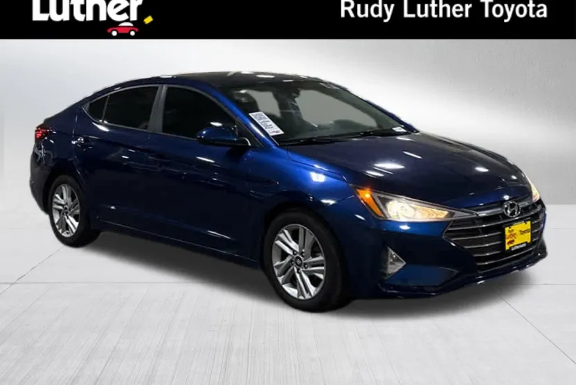 2020 Hyundai Elantra SEL photo 1