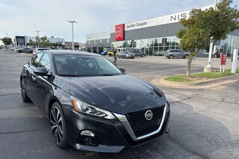 2021 Nissan Altima 2.5 Platinum photo 1