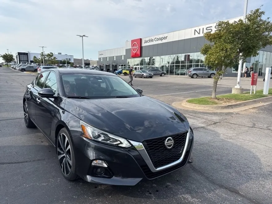 2021 Nissan Altima 2.5 Platinum photo 1