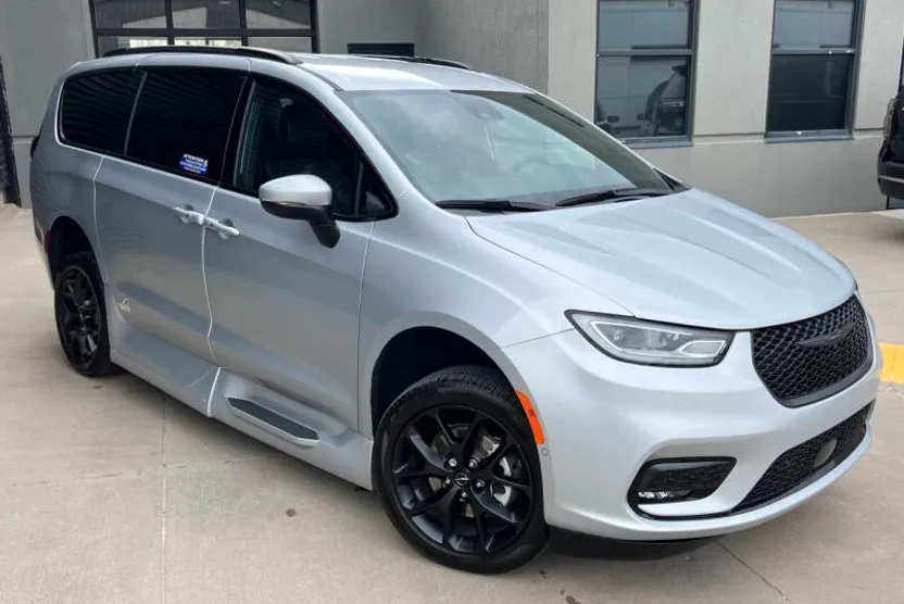 2023 Chrysler Pacifica Touring L photo 1