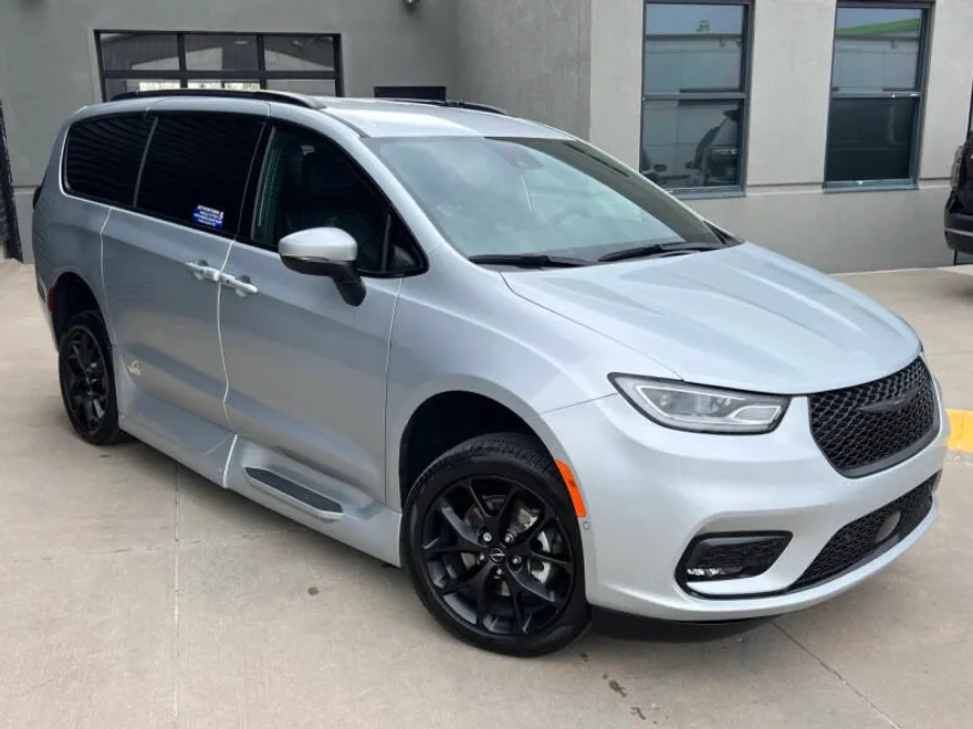 2023 Chrysler Pacifica Touring L photo 1