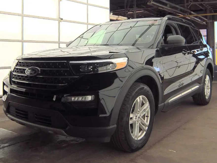 2023 Ford Explorer XLT photo 1