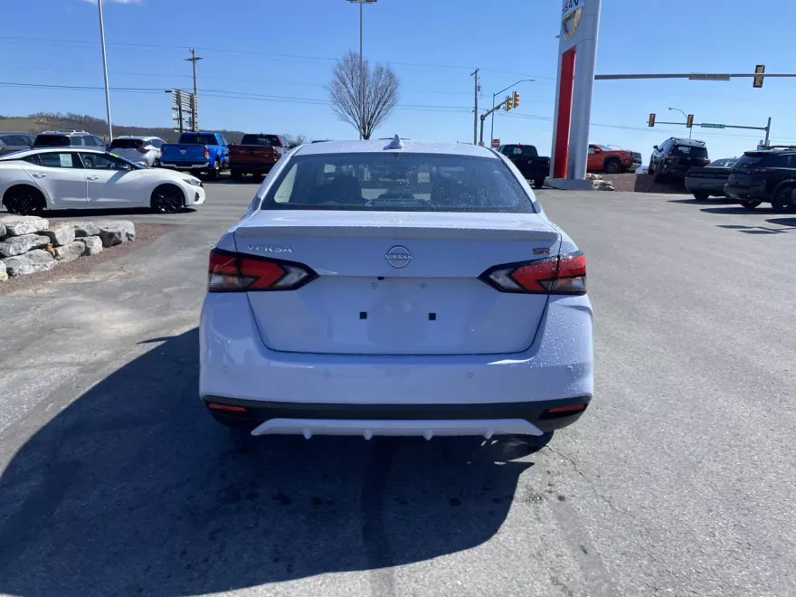 2025 Nissan Versa SR photo 1