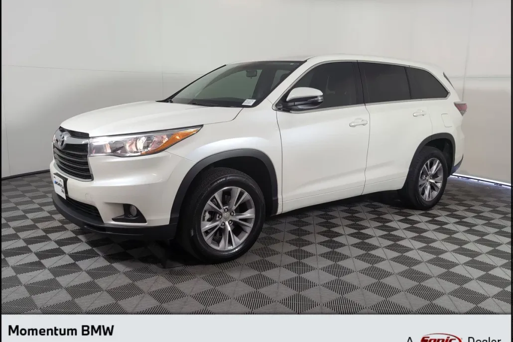 2015 Toyota Highlander LE photo 1