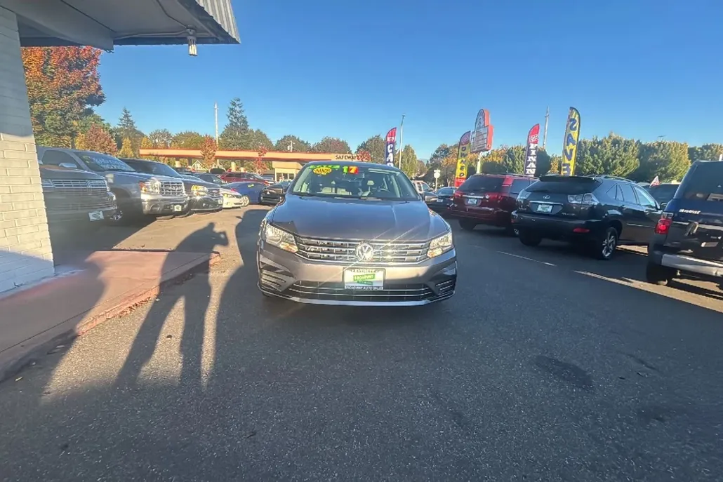 2017 Volkswagen Passat R-Line photo 1