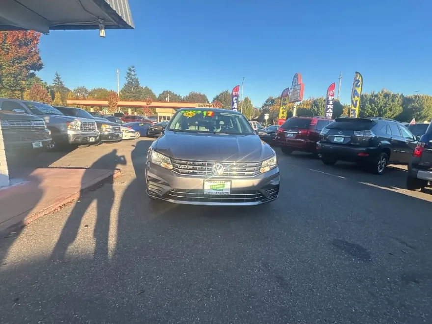 2017 Volkswagen Passat R-Line photo 1