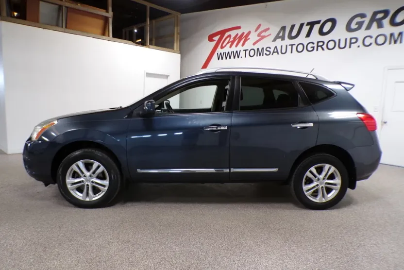 2013 Nissan Rogue SV photo 1