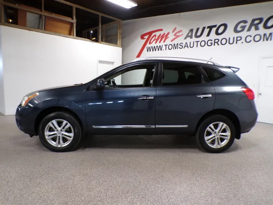 2013 Nissan Rogue SV photo 1