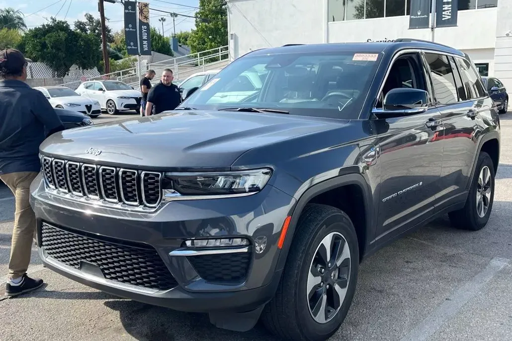 2023 Jeep Cherokee Base photo 1