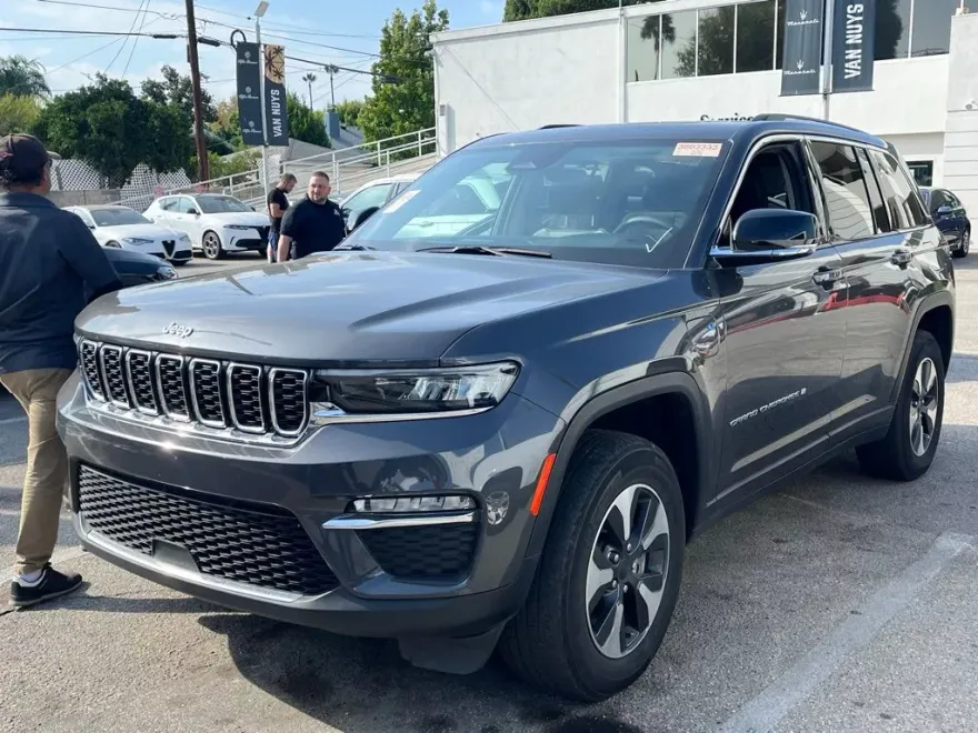2023 Jeep Cherokee Base photo 1