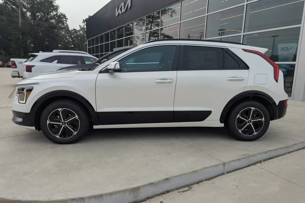 2025 Kia Niro SX photo 1