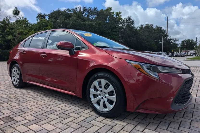 2022 Toyota Corolla LE photo 1