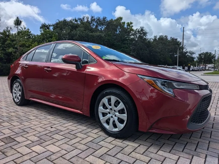 2022 Toyota Corolla LE photo 1