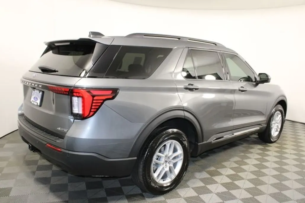 2025 Ford Explorer photo 1